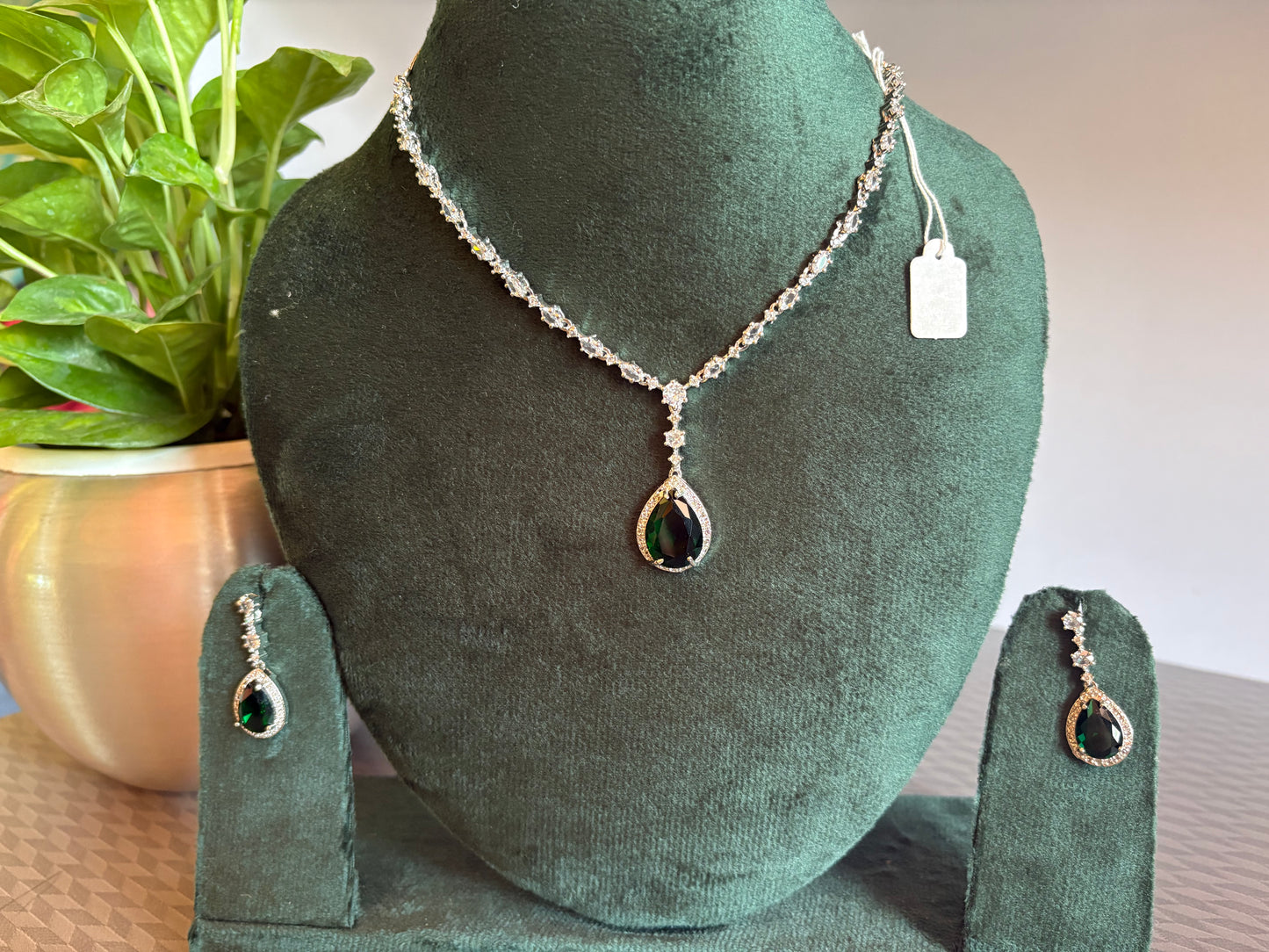 Green stone pendant necklace set