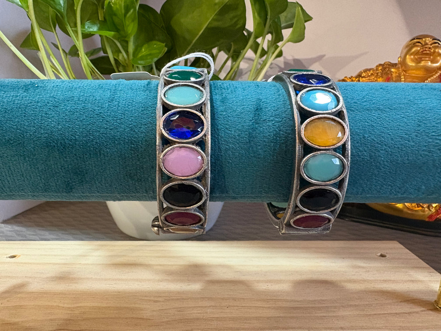 Screw type stone bangle