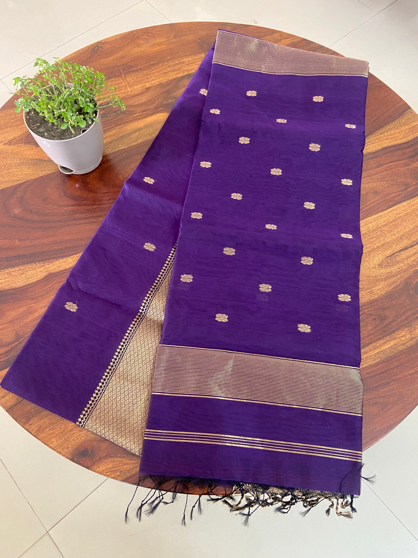 Maheshwari silk cotton zari Bitti saree with one side big border other side small border.