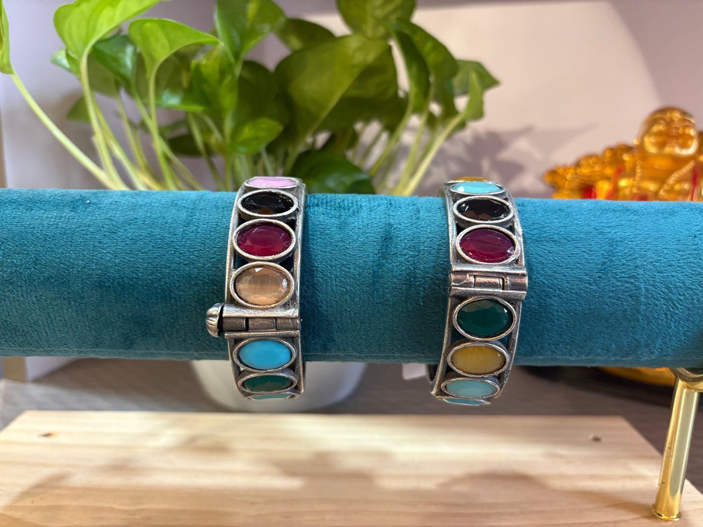 Screw type stone bangle