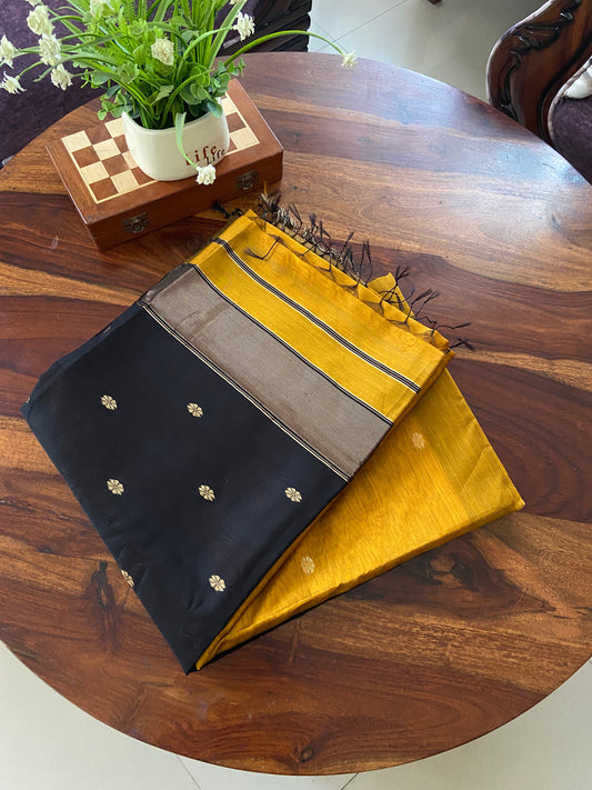 Maheshwari Handloom silk cotton saree with zari butta.(Made to Order)